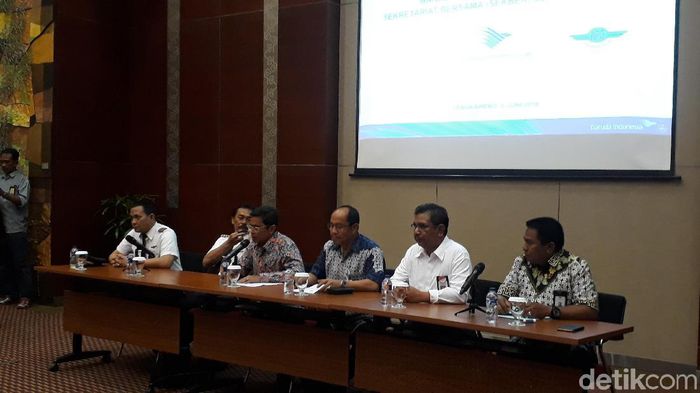 Rapat membahas rencana aksi mogok pilot Garuda Indonesia