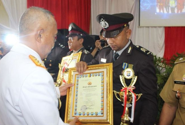  Brigadir Syukri saat menerima penghargaan bhabinkamtibmas terbaik ke 3 se Riau oleh Gubernur Riau.