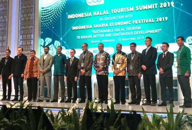  Foto bersama pada acara Indonesia Halal Tourism Business Conference di Jakarta.