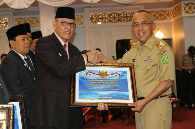  Bupati Pelalawan HM Harris diwakili Asisten 2 Setda Pelalawan, Drs Atmonadi, menerima penghargaan dari Kementerian Keuangan yang diserahkan oleh Gubernur Riau, Arsyadjuliandi Rahman di Gedung Daerah Pekanbaru, Senin (18/12).