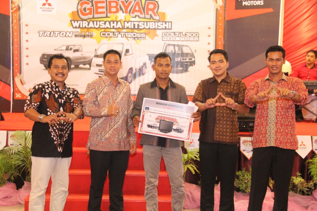 Manajemen PT Pekanperkasa Berlian Motor, Duri foto bersama pemenang grandprize pada acara tersebut.