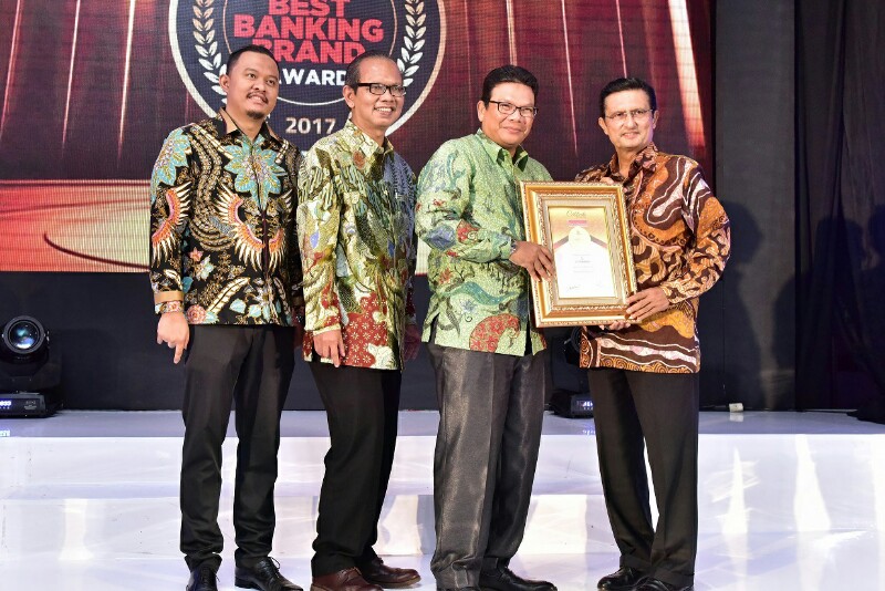 Direktur Operasional Bank Riau Kepri Denny M Akbar foto bersama usai penyerahan Good Financial Performance, Category Regional Development Bank pada ajang Indonesia Best Banking Brand Award 2017 di Jakarta, Rabu (29/11/17).