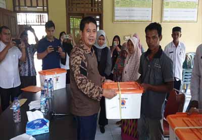 Sekda Rohul H Abdul Haris serahkan secara simbolis bantuan untuk peralatan dapur warga yang rumahnya tekena musibah angin puting beliung di Kelurahan Rokan, Kecamatan Rokan IV Koto.