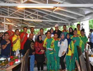 Bupati Bengkalis dan sejumlah atlet usai melakukan temu ramah di Bandung