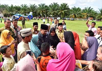  Wagubri H Edy Nasution disambut santri dan masyarakat dengan sukacita di Ponpes Al – Kahfi Kecamatan Bangun Purba, Rohul. FOTO: Humas