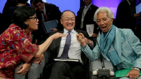 Jim Yong Kim diapit Menteri Keuangan RI Sri Mulyani dan Bos IMF Christine Lagarde. Foto: Detik
