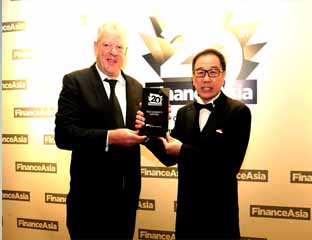 Presiden Direktur PT Astra International Tbk Prijono Sugiarto (kanan) menerima penghargaan "Best Company di Indonesia" dari Publisher FinanceAsia Jonathan Hirst (kiri).