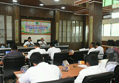 Rapat Evaluasi Penerimaan PAD, di lantai III kantor Bapenda, Rabu, 10 April 2019.