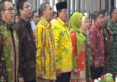 Gubernur Riau Syamsuar dan Bupati Inhil HM Wardan dalam acara Seminar Nasional di Tembilahan.