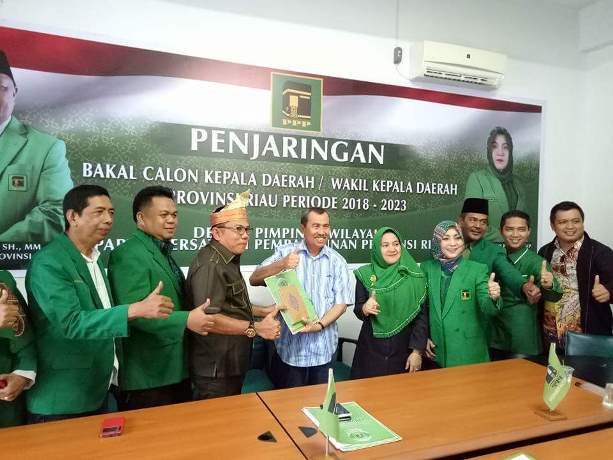 Syamsuar foto bersama dengan pengurus DPW PPP Riau usai mengembalikan berkas pendaftaran