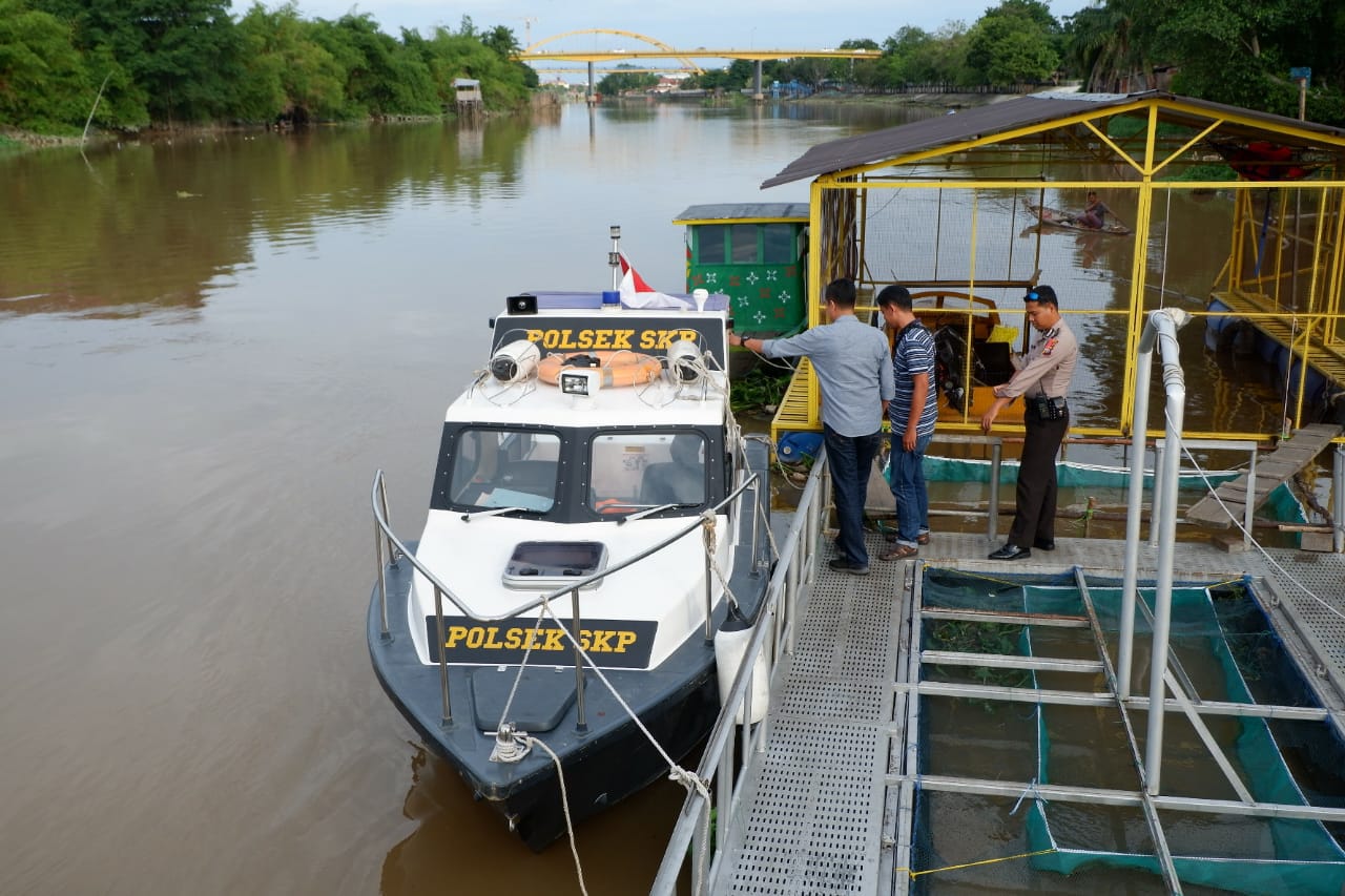 Polisi menyusuri Sungai Siak mencari keberadaan buaya yang sempat menampakkan diri.