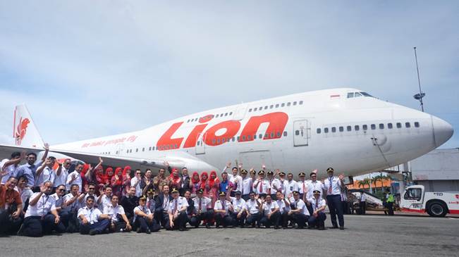 Presdir Lion Air Group Edward Sirait; Managing Director Lion Air Group Capt. Daniel Putut dan CEO Lion Air Rudy Lumingkewas, serta kru foto bersama.
