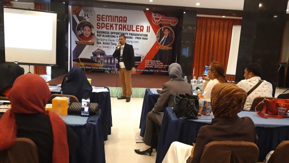 Owner bliuntung Ambo Tang Mpd menyampaikan materi seminar bliuntung di Pekanbaru.