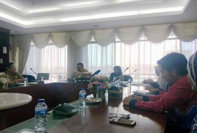Wakil Gubernur Riau Edy Natar Nasution mengadakan pertemuan untuk mengatasi HIV/AIDS di Riau.