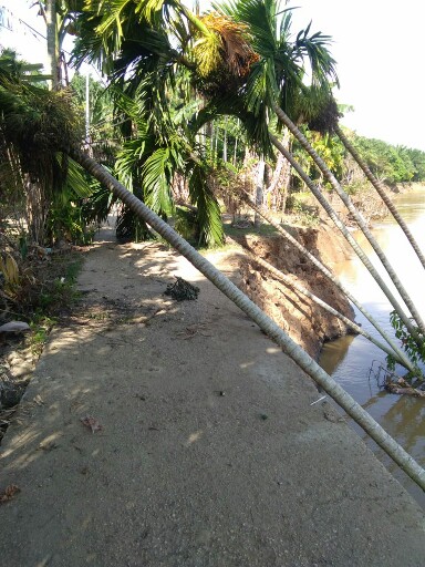 Jalan ambrul di desa Pasir Ringgit
