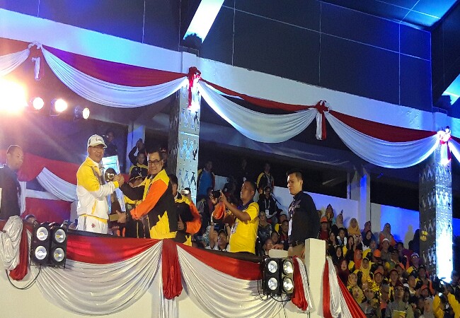 Wagubri Edy Natar Nasution (kanan) menyerahkan piala bergilir ke Gubernur Bengkulu saat pembukaan Porwil Sumatera X di lapangan GOR Semarak Sawah Lebar, Bengkulu, Sabtu (2/11) malam.