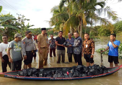Camat Kuantan Tengah M Reffendi Zukman bersama pihak BRI Unit 1 Kuantan Tengah serahkan bantuan kepada korban banjir.