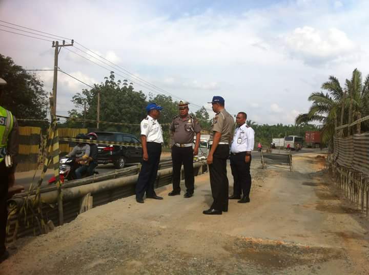 Kadishub Bengklais Jaafar Arief saat meninjau lokasi jembatan bersama Sat Lantas Polres Bengkalis