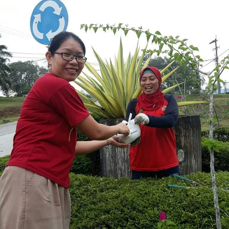 IWARA menaja program Jumat Berbagi dengan membagikan sembako untuk para puluhan petugas kebersihan yang ada di Riau Komplek.