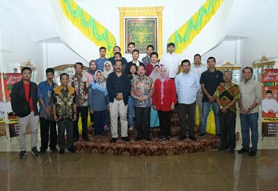 Sekretaris Daerah H Bustami HY berfoto bersama dengan tim kementerian.