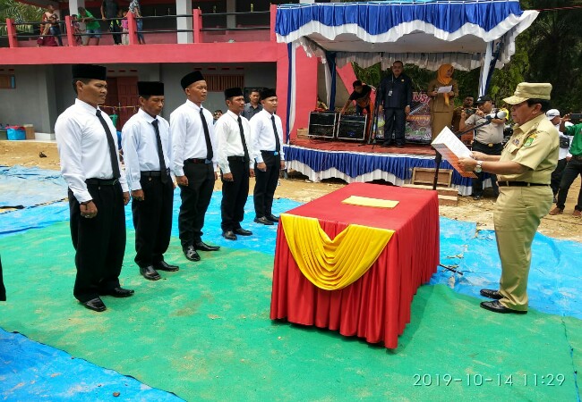 Bupati Sukiman, melantik 5 anggota BPD sekaligus peresmian pemanfaatan Stadion Mini di Desa Sangkir Indah, Kecamatan Pagaran Tapah Darussalam.