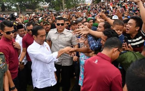 Presiden Jokowi saat ke Riau.