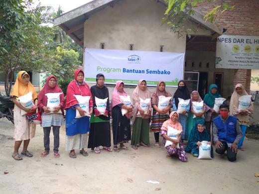 Penyaluran bantuan dari Rumah Yatim Riau kepada warga Rumbai Pesisir, Pekanbaru.