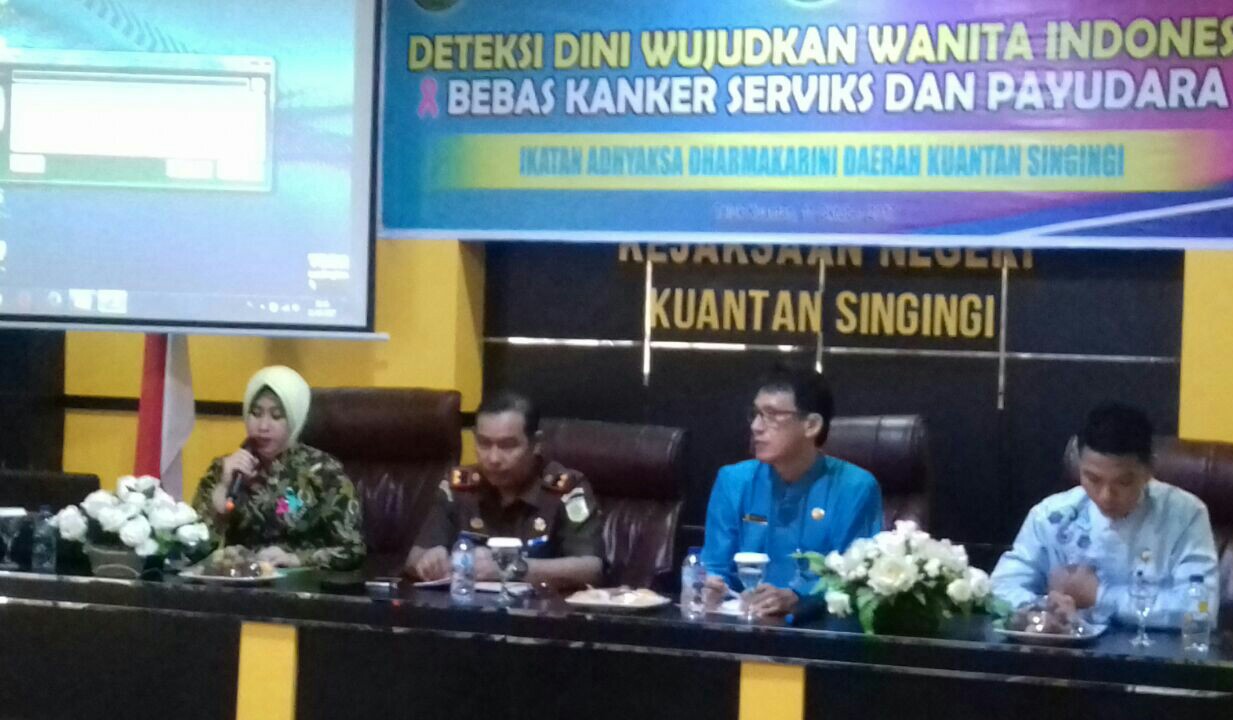 Kajari Kuansing Jufri, SH,MH bersama Ketua IAD Rika Jufri.