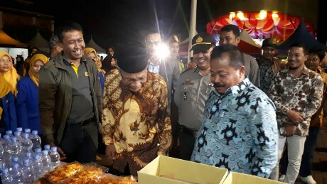 Asisten II Setkab Bengkalis, H Heri Indra Putra, didampingi Ketua KONI Darma Firdaus S Kapolsek Bengkalis dan pegiat olahraga Bengkalis, Sanusi singgah di posko amal korban gempa dan tsunami Palu Donggala.