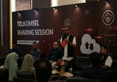 Vice President Consumer Sales Area Sumatera Telkomsel Erwin Tanjung memberikan sambutan pada Sharing Session Telkomsel bersama para pelanggan korporasi hari ini (21/8) di Batam.
