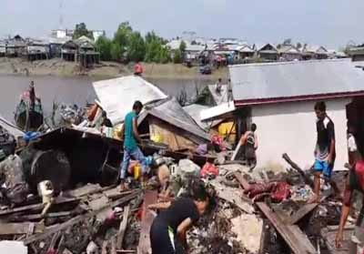 Longsor di Inhil mengakibatkan 10 rumah ambruk.