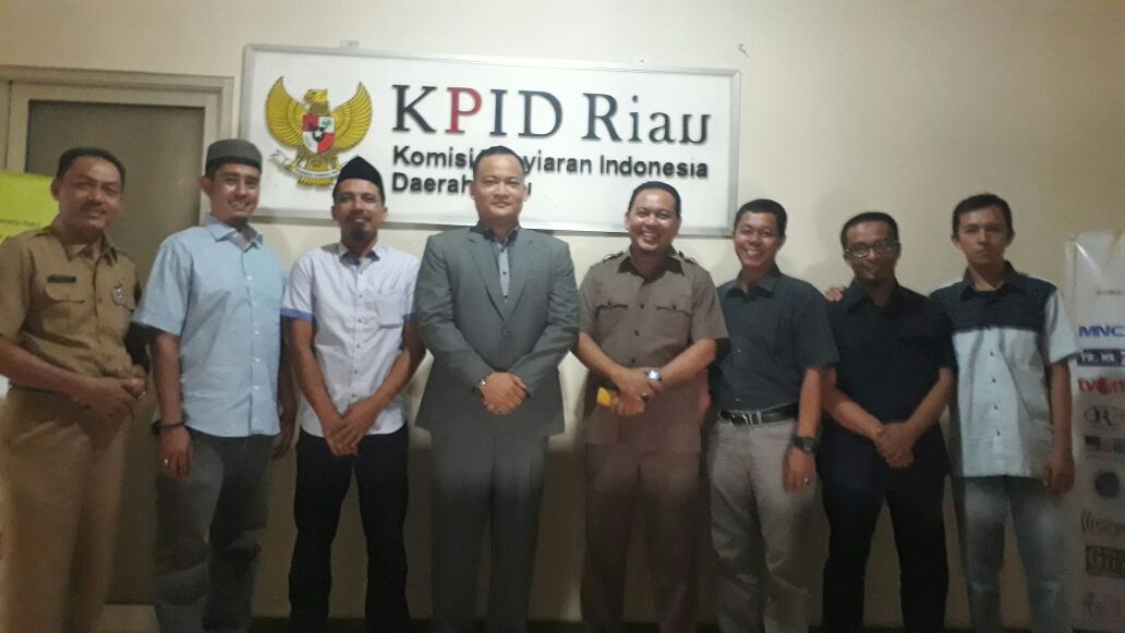Komisioner KPID Riau foto bersama Komisi I DPRD Riau