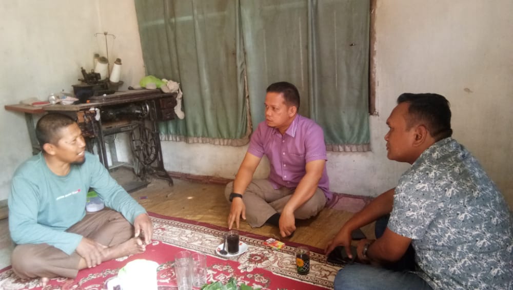 Pihak Polda Riau menyambangi seorang mantan  napiter di Pelalawan.(foto: rivo/halloriau.com)