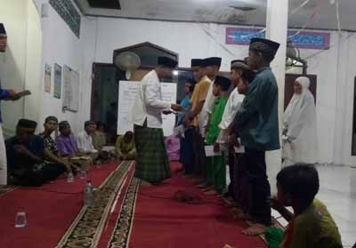 Pemberian santunan kepada anak yatim Masjid Nurul Hidayah Batu 8.