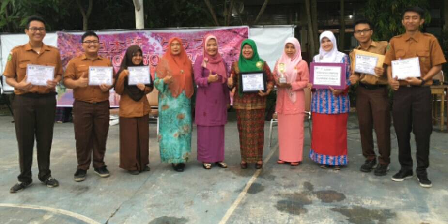Foto bersama kepala SMA Negeri 4 Pekanbaru Hj Nurhafni M Pd (tengah) bersama guru pembina dan siswa berprestasi