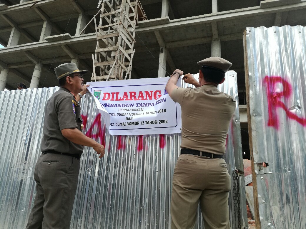 Tidak punya IMB, Satpol PP Segel pintu masuk menuju bangunan Hotel Platinum di Jalan Patimura Dumai. FOTO: Bambang