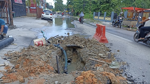 PDAM Perbaiki Pipa Bocor Di Jalan Kulim Pekanbaru