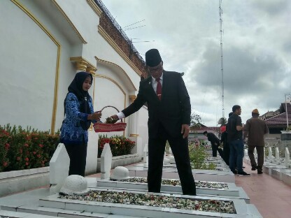 Bupati suyatno melakukan tabur bunga di makam Taman Pahlawan usai memimpin Apel Peringatan Hari Pahlawan, Sabtu (10/11).