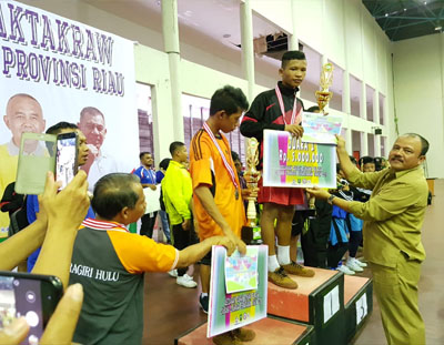  Kadispora Riau, Doni Aprialdi menyerahkan hadiah secara simbolis kepada regu putra Kabupaten Bengkalis sebagai juara 1 Cabor sepak takraw di Kejurda 2018.