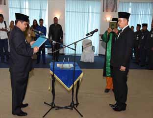 Bupati Bengkalis Amril Mukminim melantik Jufrizal SE sekaligus mengambil sumpah jabatan sebagai Dirut Thirta Dharma PDAM Bengkalis, Selasa (19/7/2016) dilantai IV Kantor Bupati.