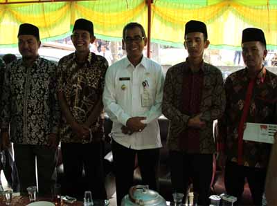 Bupati H Mursini fhoto bersama empat calon Kades Beringin Taluk Kecamatan Kuantan Tengah.