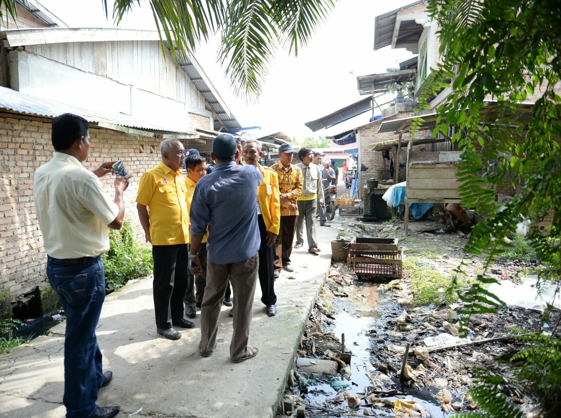 Andi Rachman blusukan di Pasar Pagi di Kampung Jaya Pura, Kecamatan Bunga Raya 