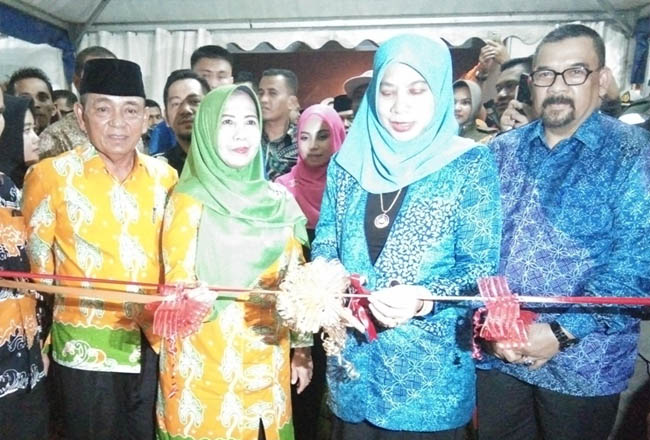  Bupati Pelalawan HM Harris bersama istri Hj Ratna Mainar Harris serta Wagubri Edi Natar Nasution menyaksikan Istri Wagubri memotong pita sebagai tanda dibukanya gelaran Pelalawan Expo 2019. FOTO: Andy Indrayanto