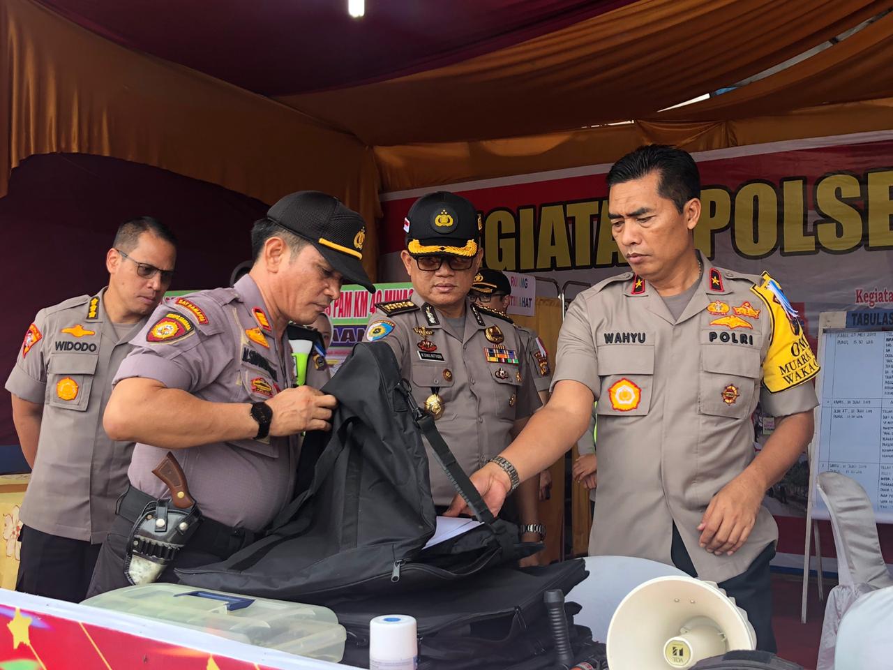 Wakapolda Riau Brigjen Pol Wahyu Widada, Senin (3/6/2019) siang, saat memantau pengamanan arus mudik di dua pos pengamanan Minas dan Garuda Sakti. 