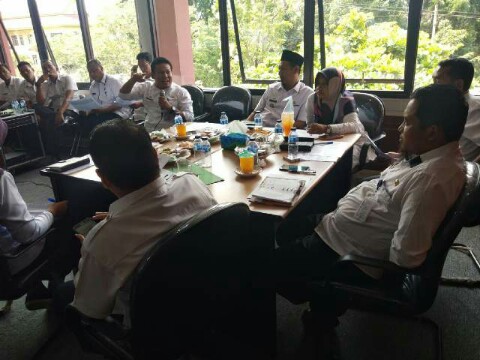 Kepala Bapenda Kuansing Jafrinaldi pimpin Rapat Target dan Realisasi PAD dengan para camat di ruang kerjanya.