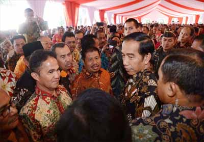  Bupati Amril Mukminin bersama Presiden Joko Widodo ketika mengikuti sebuah acara di Jakarta beberapa waktu lalu.