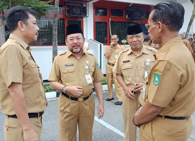   Sekretaris Daerah H Bustami HY berdiskusi dengan sejumlah pejabat usai menjadi pembina apel bersama di halaman kantor Bupati Bengkalis.