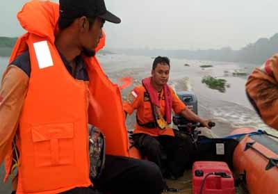 Tim SAR masih melakukan pencarian Didi operator alat berat yang tenggelam di Sungai Ujung Tanjung.