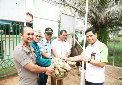 Unit Manager Comm Relations dan CSR Pertamina RU II Muslim Dharmawan menyerahkan bantuan hewan qurban untuk Masyarakat Ring 1 dan 2 Kilang Pertamina RU II.