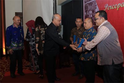   Asisten I Pemkab Rohul M.Zaki, newakili Bupati Sukiman menerima penghargaan Nasional  Percepatan Penetapan dan Penegasan Batas Desa dari Dirjen Bina Pemerintahan Desa, Dr Nata Irawan, Percepatan, di Jakarta.